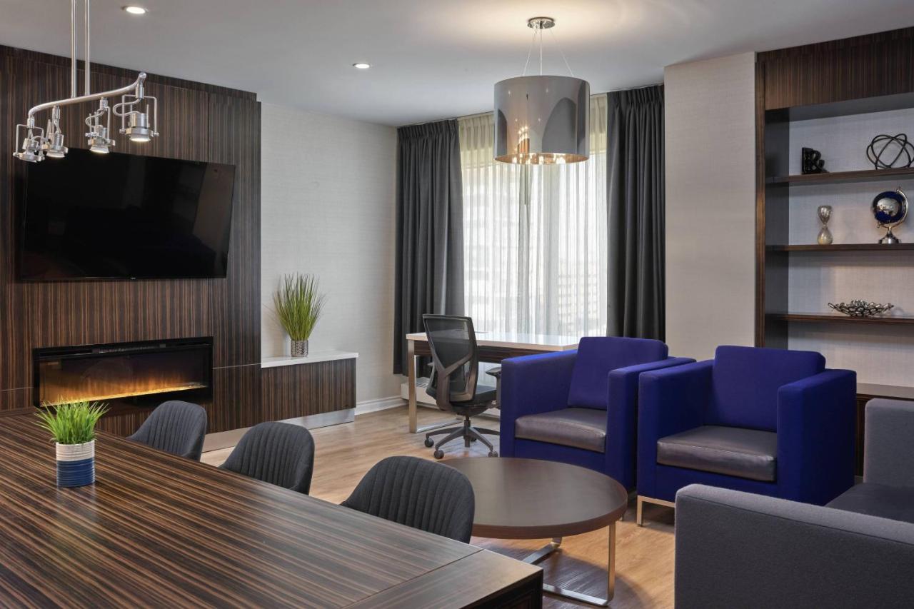 Delta Hotels By Marriott Edmonton Centre Suites Extérieur photo