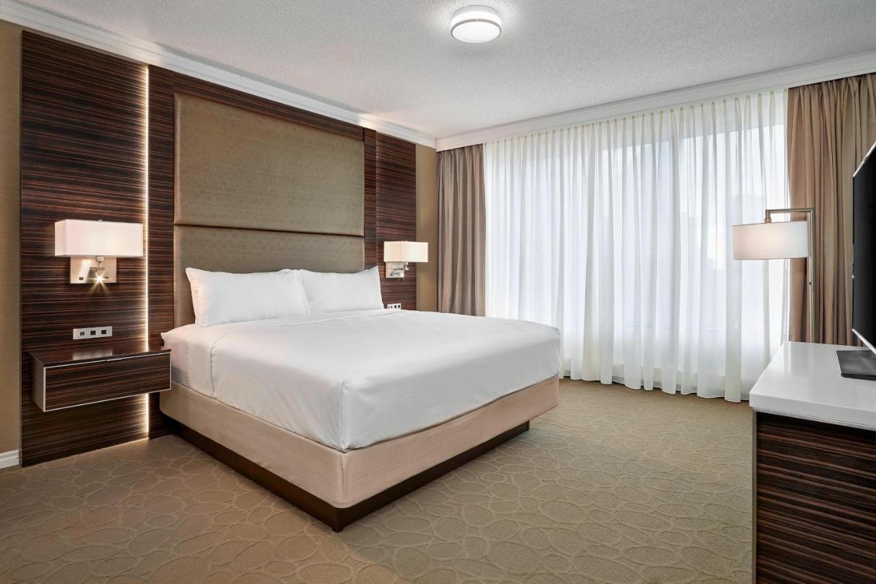 Delta Hotels By Marriott Edmonton Centre Suites Extérieur photo
