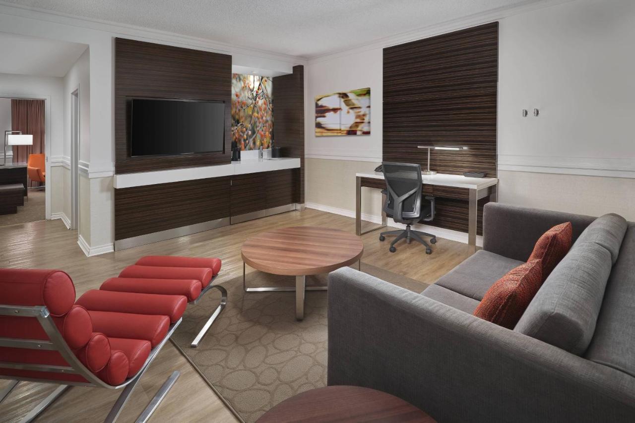 Delta Hotels By Marriott Edmonton Centre Suites Extérieur photo