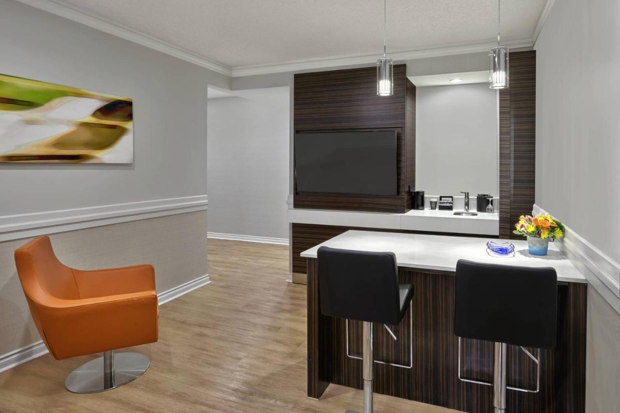 Delta Hotels By Marriott Edmonton Centre Suites Extérieur photo