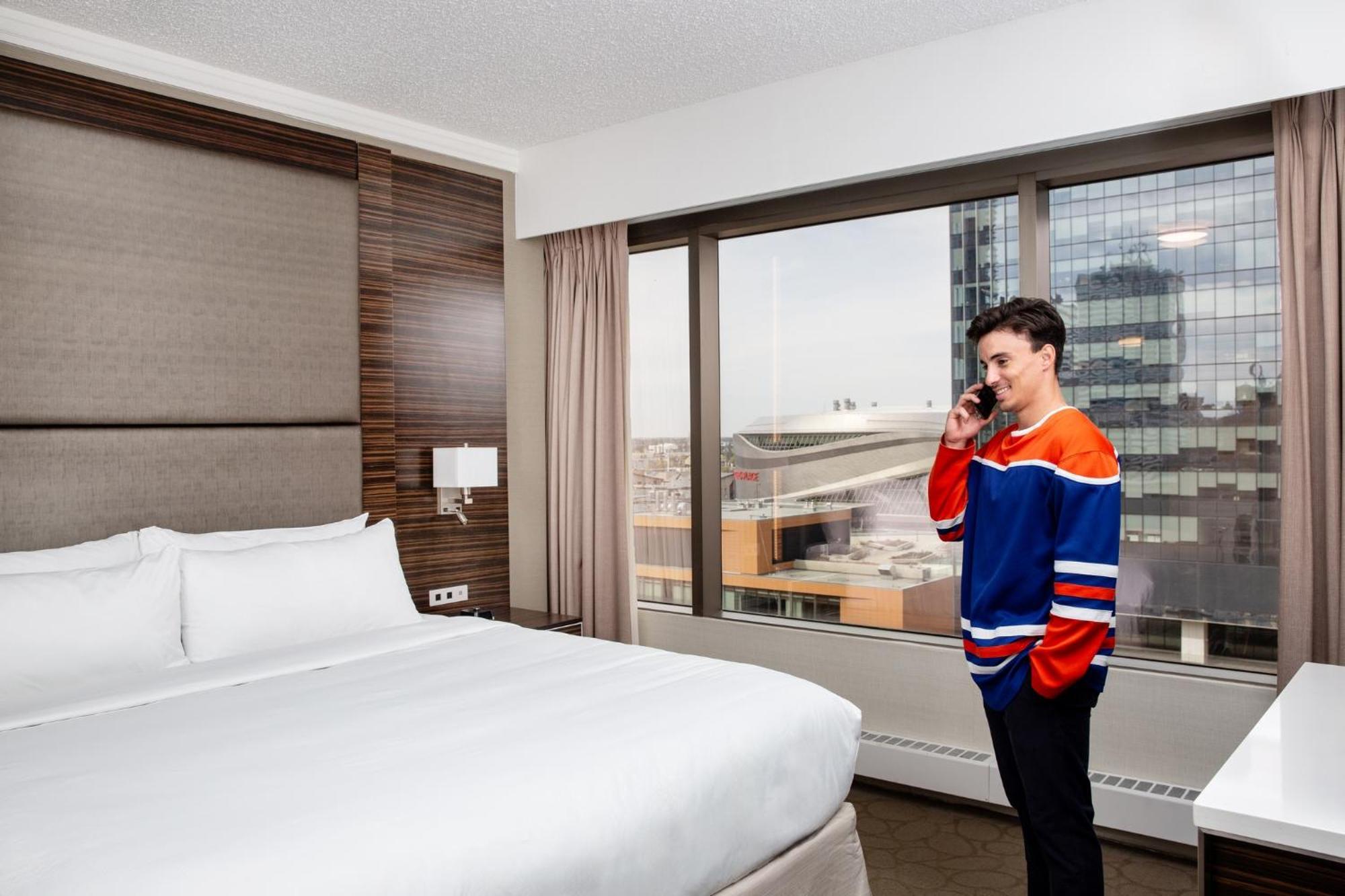 Delta Hotels By Marriott Edmonton Centre Suites Extérieur photo