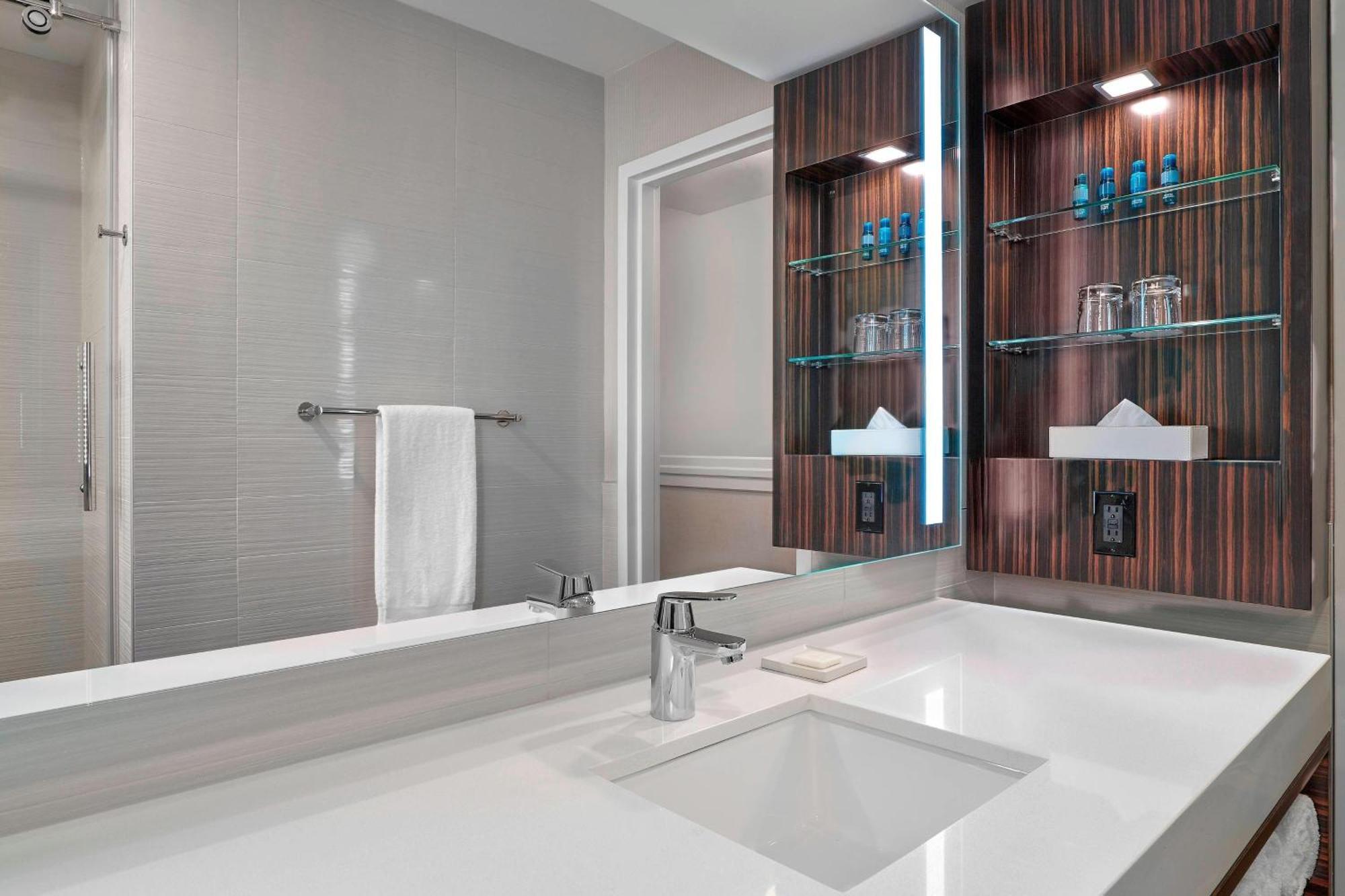Delta Hotels By Marriott Edmonton Centre Suites Extérieur photo