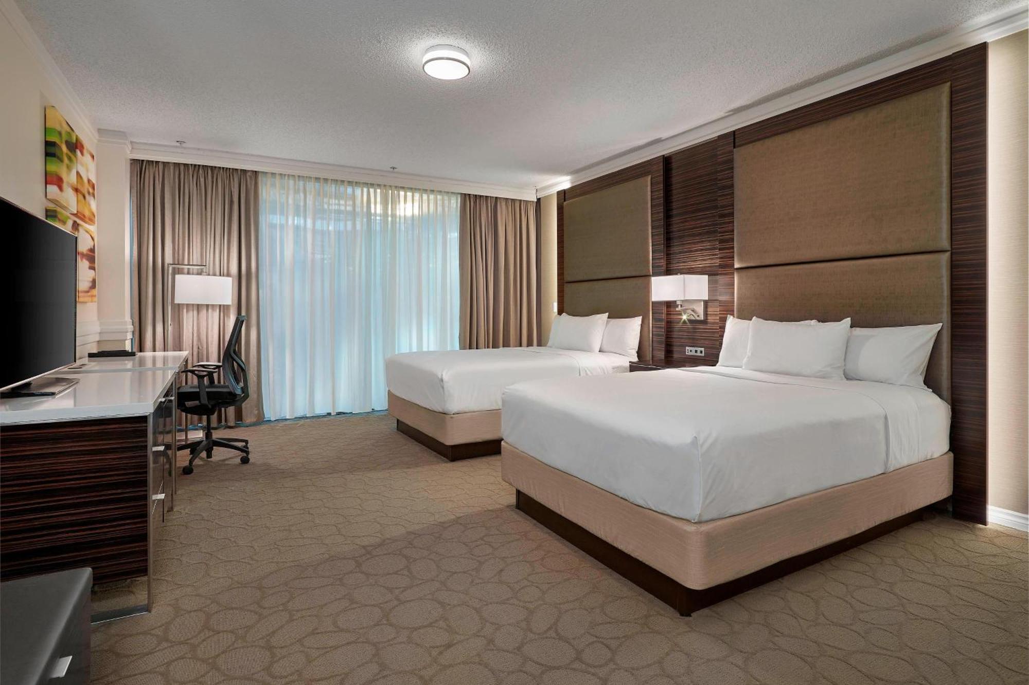 Delta Hotels By Marriott Edmonton Centre Suites Extérieur photo