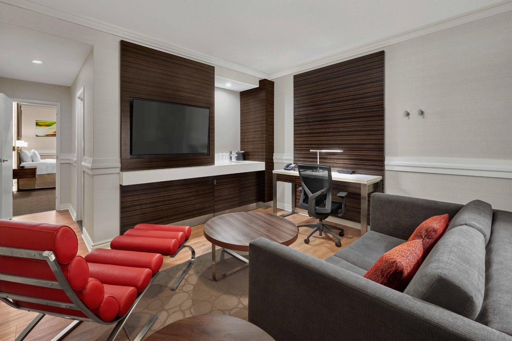 Delta Hotels By Marriott Edmonton Centre Suites Extérieur photo