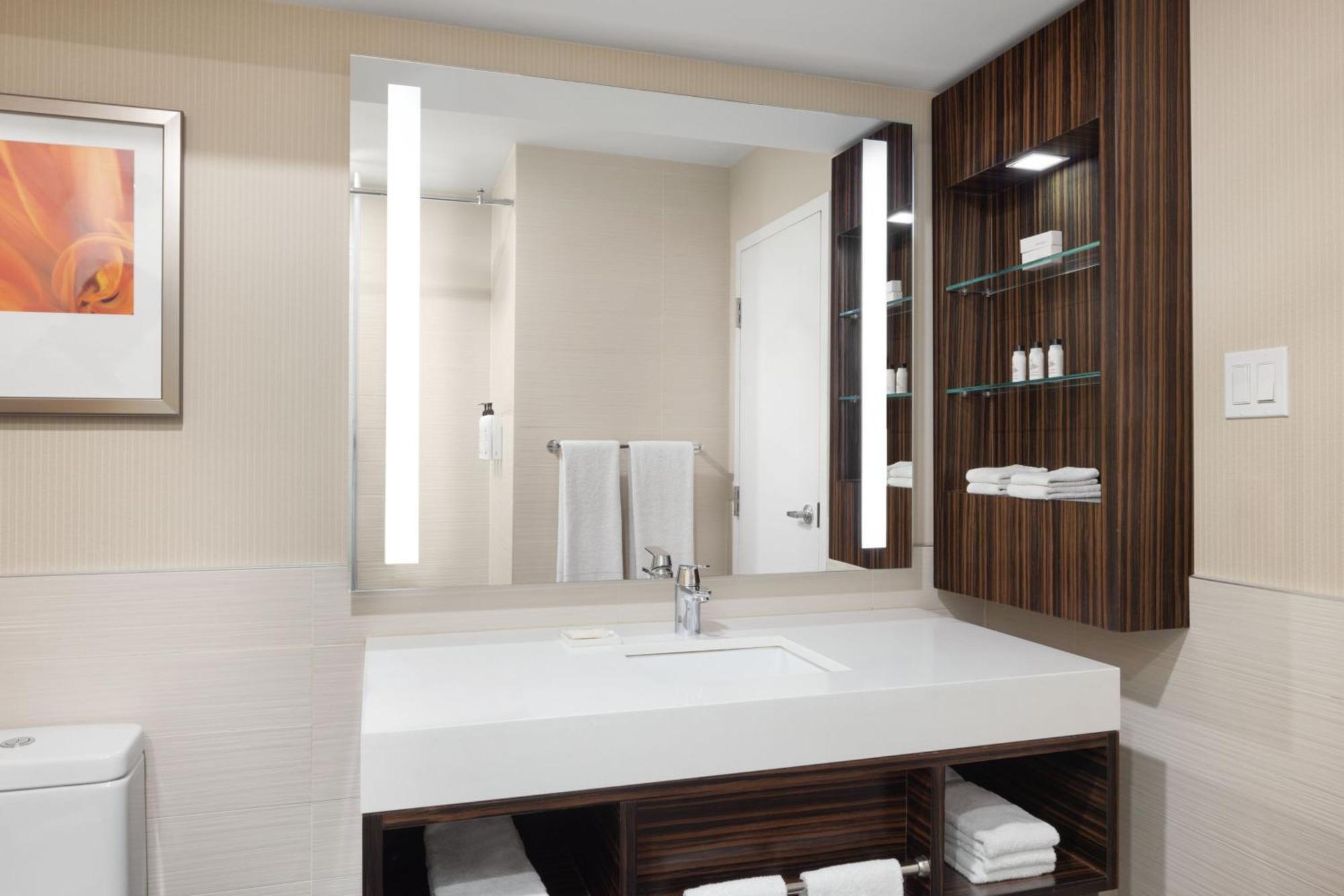 Delta Hotels By Marriott Edmonton Centre Suites Extérieur photo