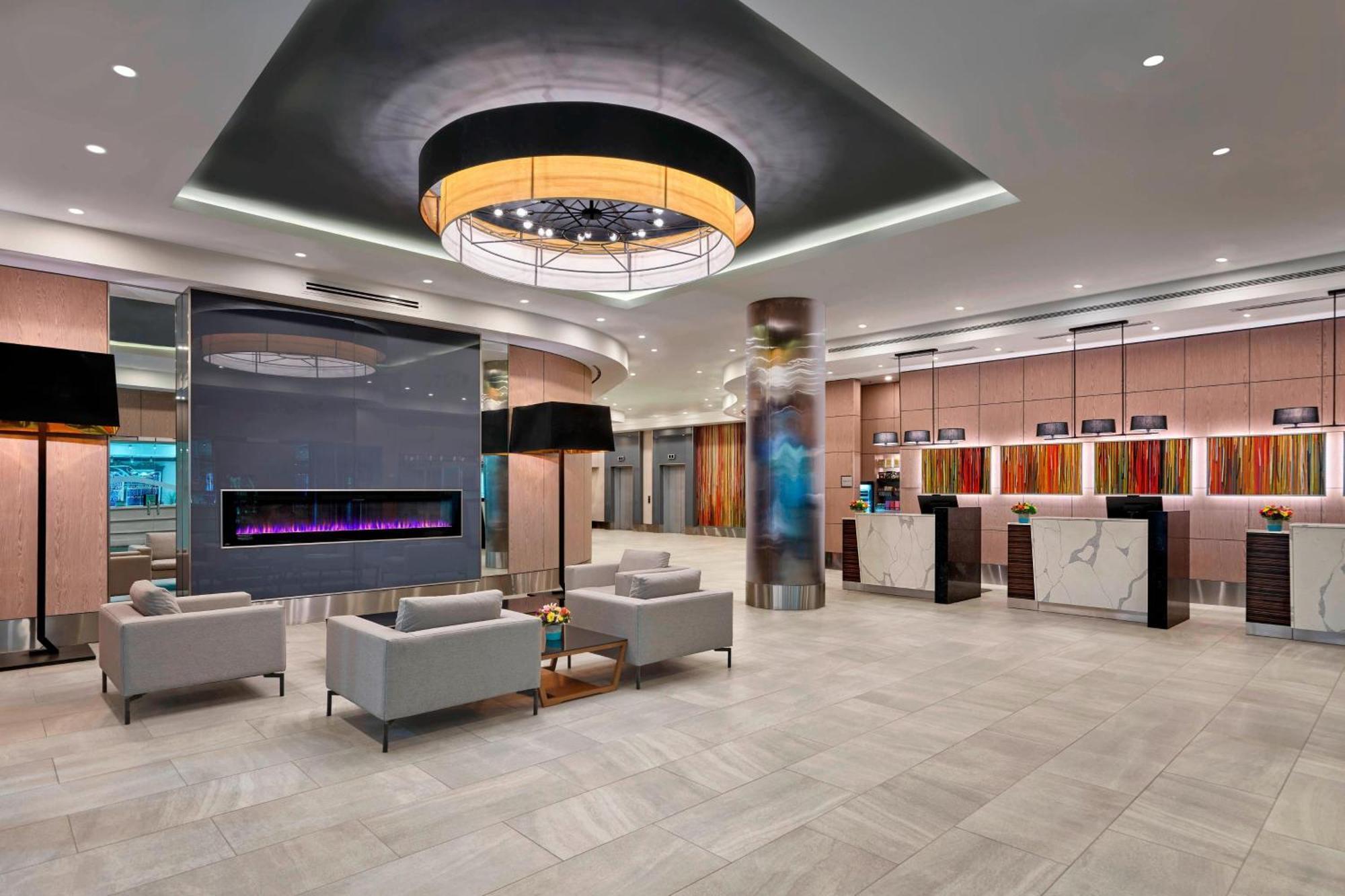 Delta Hotels By Marriott Edmonton Centre Suites Extérieur photo