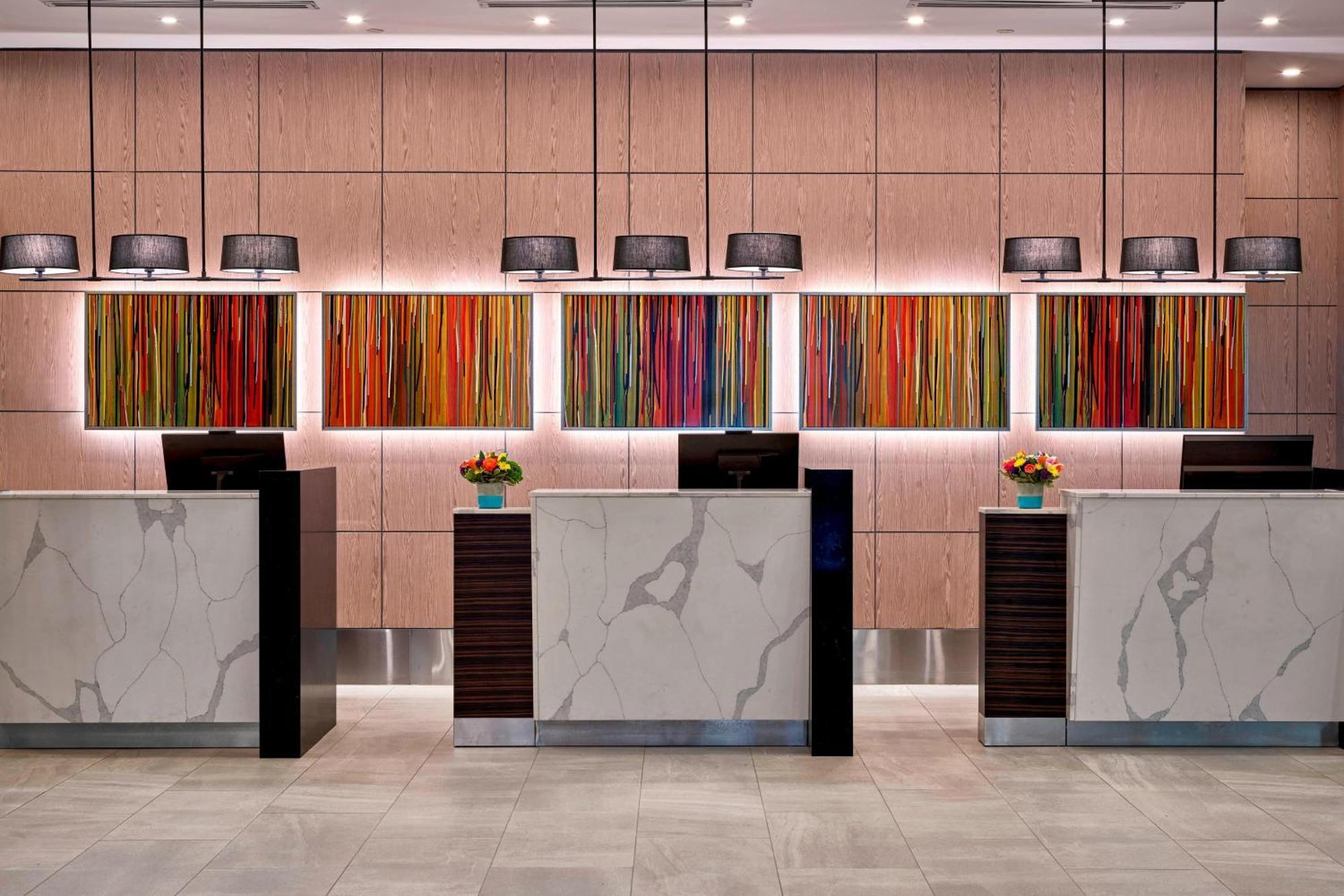 Delta Hotels By Marriott Edmonton Centre Suites Extérieur photo