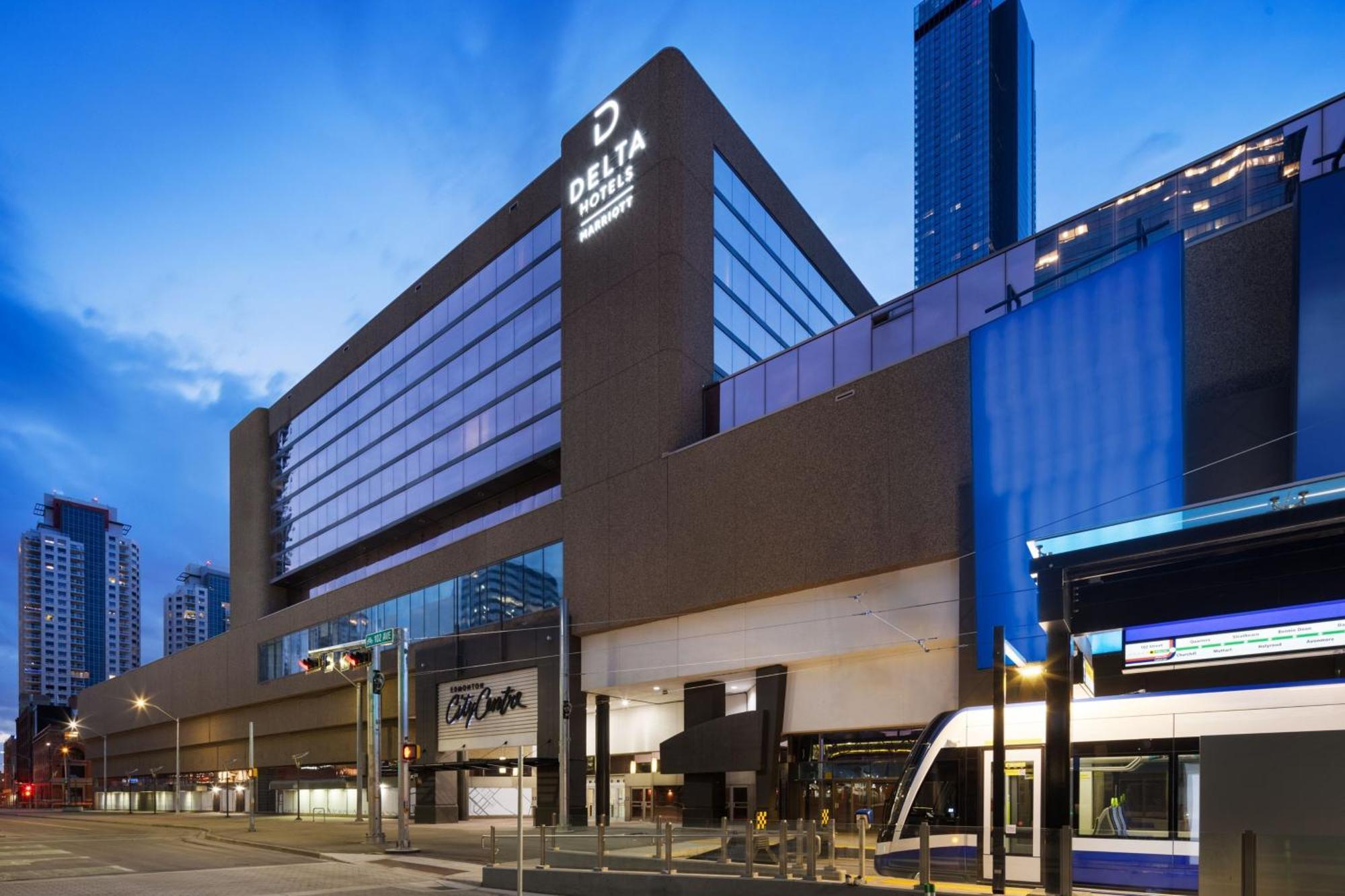 Delta Hotels By Marriott Edmonton Centre Suites Extérieur photo