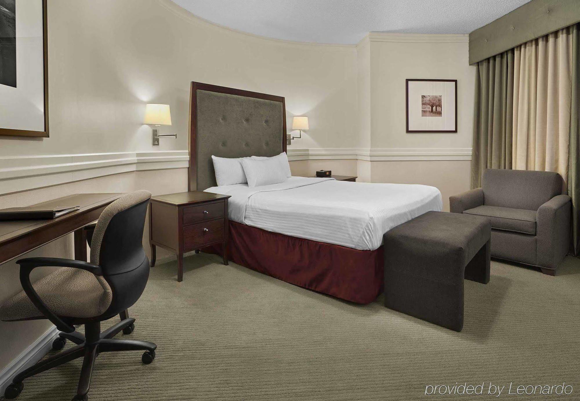 Delta Hotels By Marriott Edmonton Centre Suites Extérieur photo