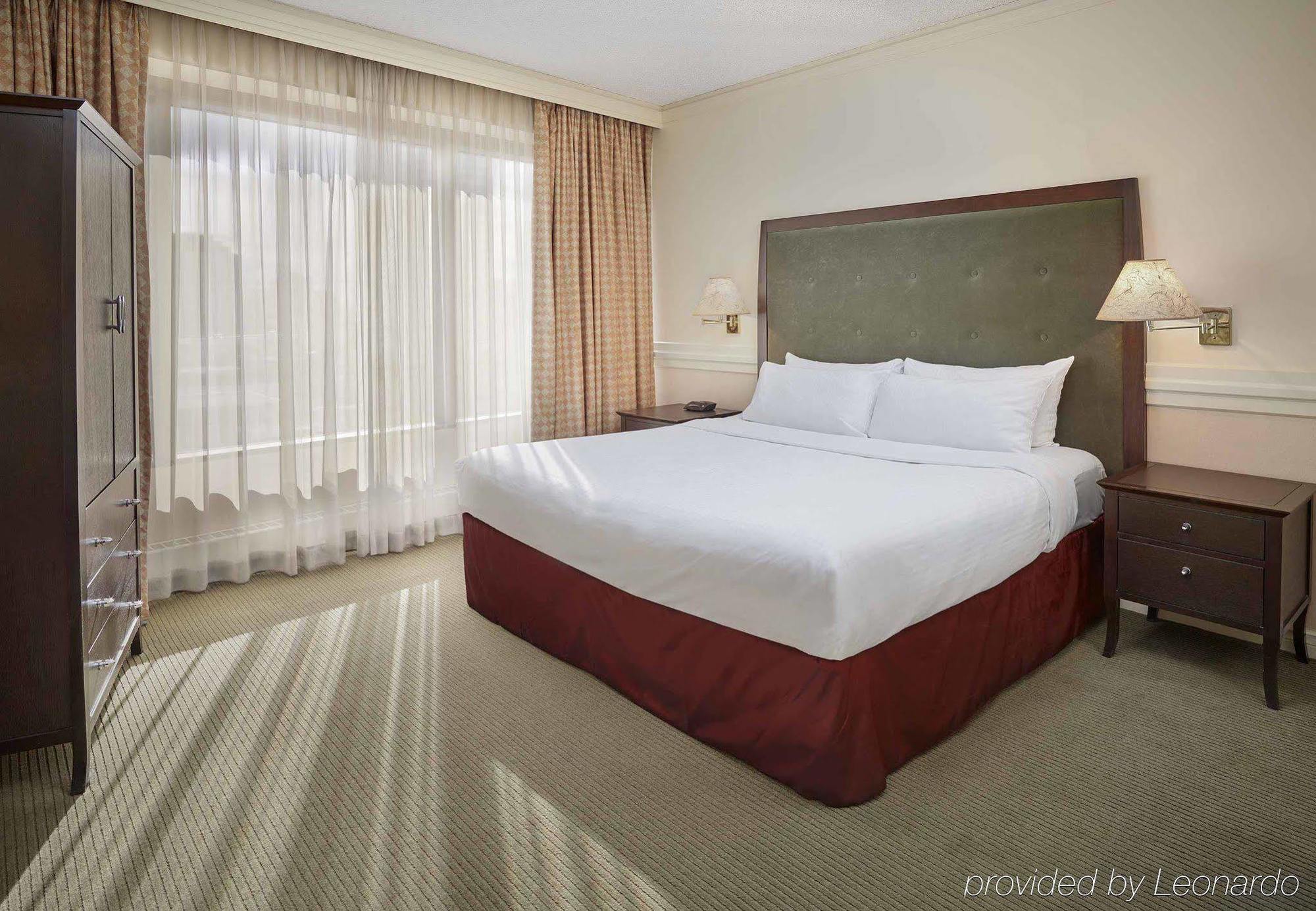 Delta Hotels By Marriott Edmonton Centre Suites Extérieur photo